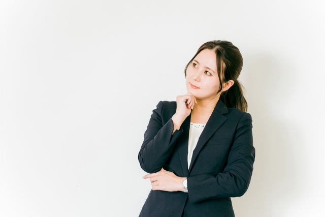 考える女性