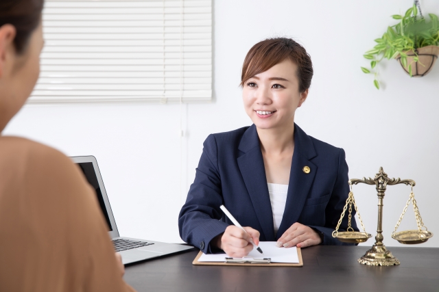ヒアリングする女性弁護士